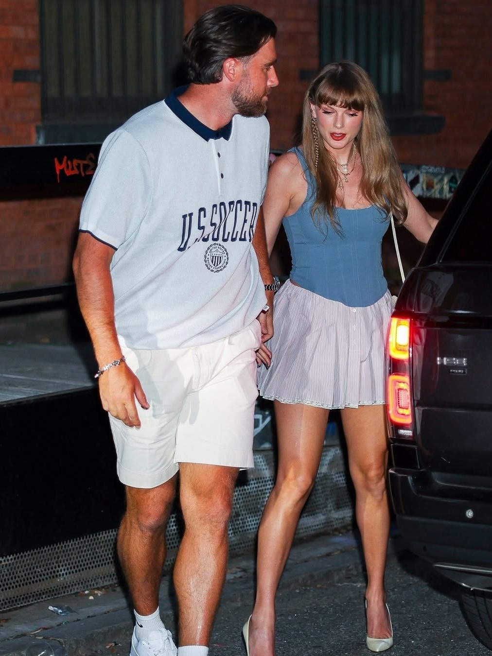 Taylor’s Shoes: Fashion Fail or Statement? 👠