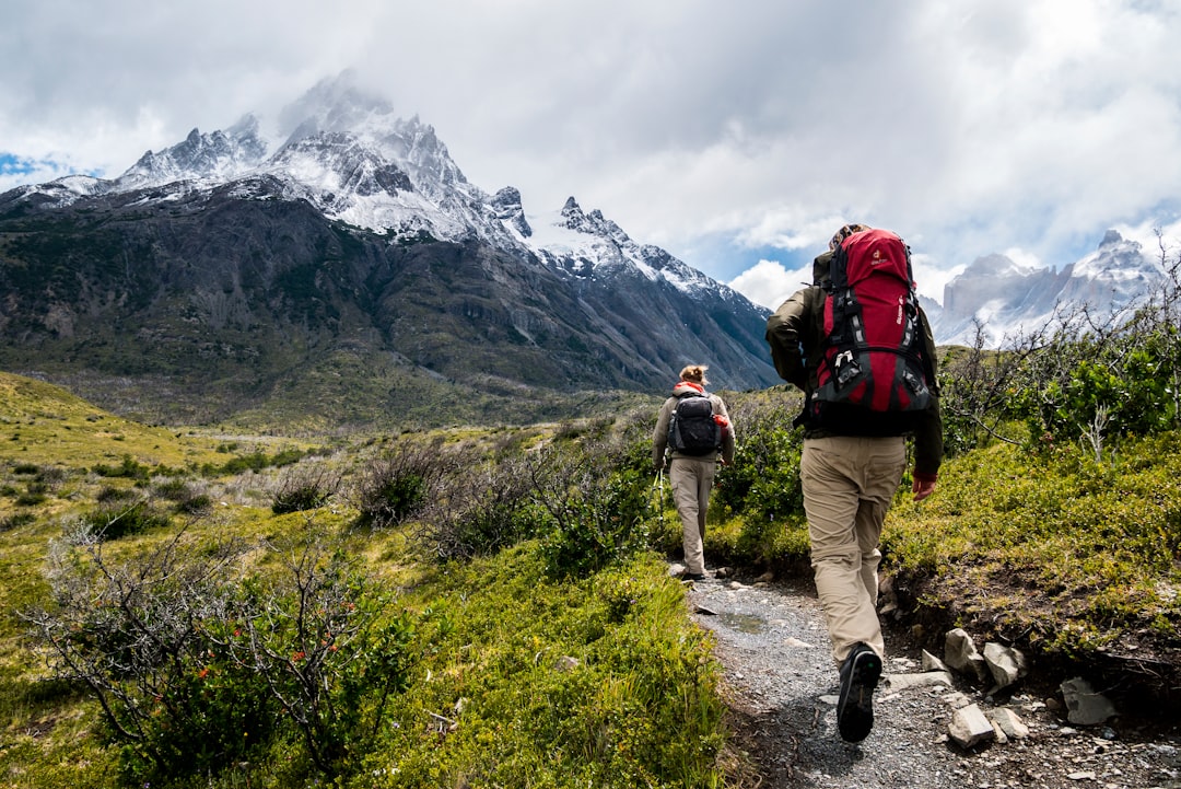 Digital Tools & Local Expertise: Your Ultimate Hiking Companion 🏞️📱
