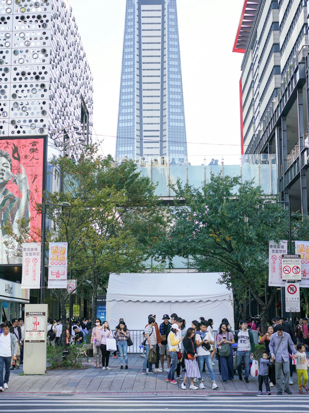 Art Market Shifts, Hong Kong Paints Its Own Canvas