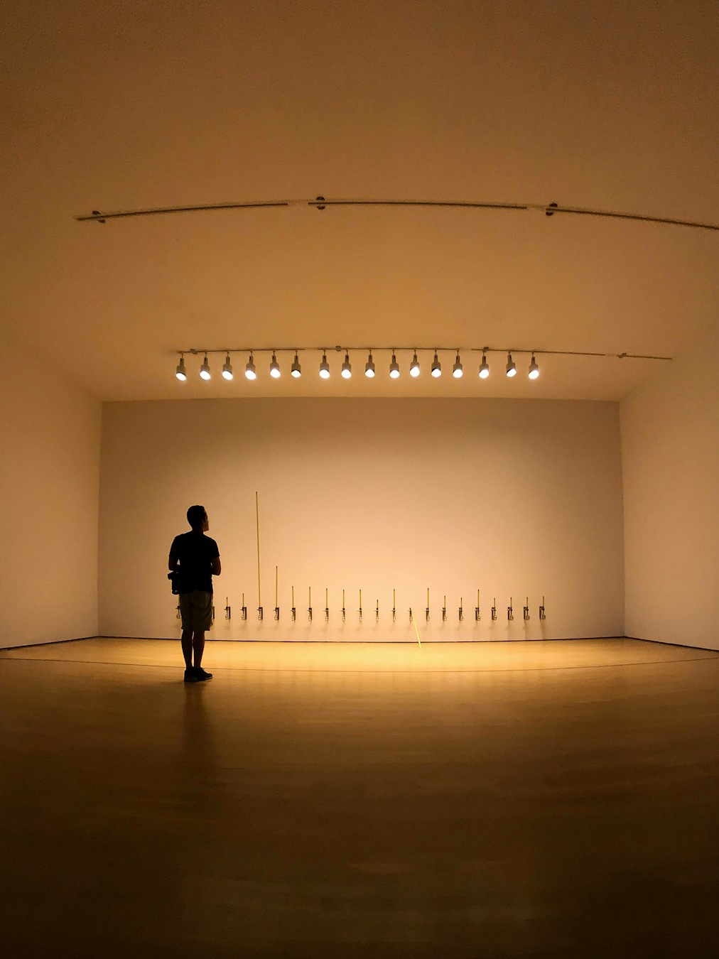 Quiet Power Moves at the Gallery: How Introverts Outsmart the Art World’s Noise