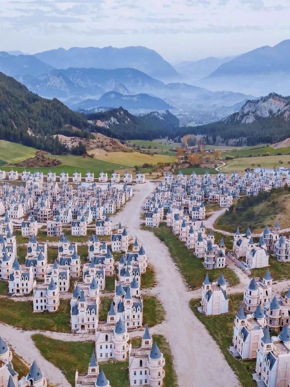 Babastar Castle, famous for its abandonment