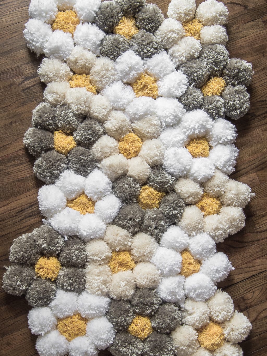 HOW TO MAKE A POM POM RUG THE EASY WAY – IT’S SO FLUFFY!