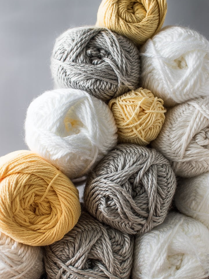 HOW TO MAKE A POM POM RUG THE EASY WAY – IT’S SO FLUFFY!