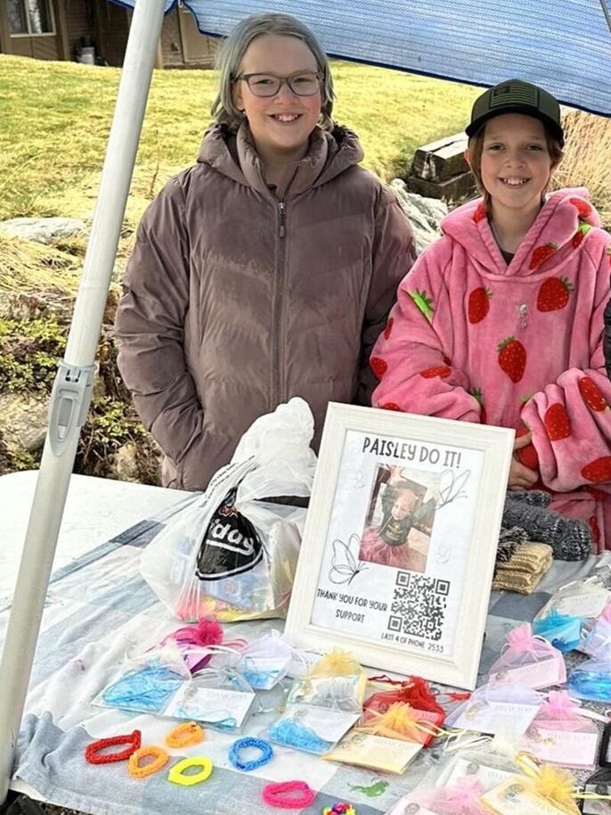 Kids’ Bracelet Stand Turns Into Lifesaver