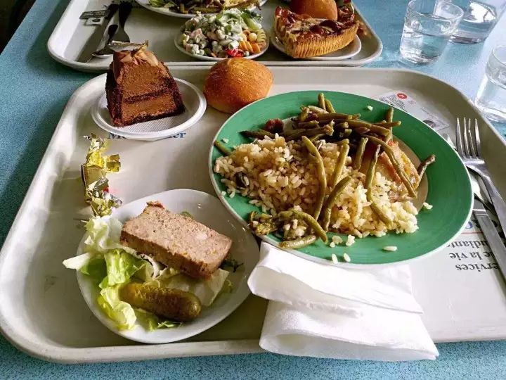 What meals do French unis have?