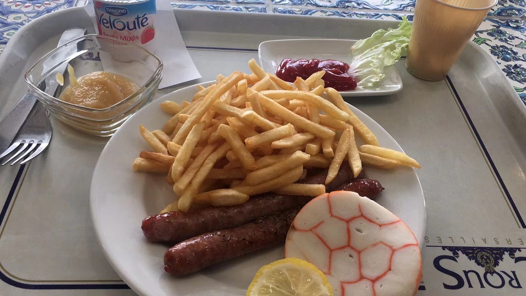 What meals do French unis have?