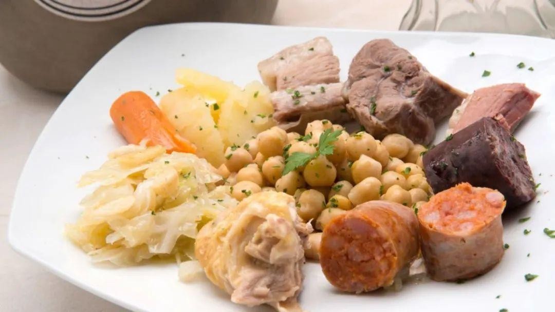 What do Spanish university cafeterias offer?
