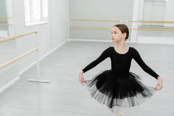 Forget royal scandals – the real battle is in the curtsy department！👑💃​