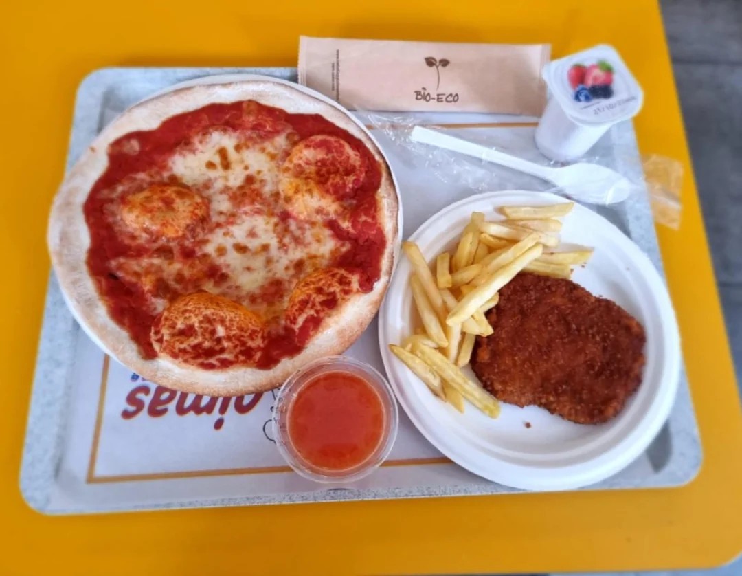 What do Italian canteens offer to students?