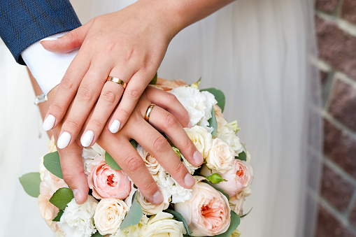 📕 This book wants to “save your marriage.” It actually insults your intelligence.