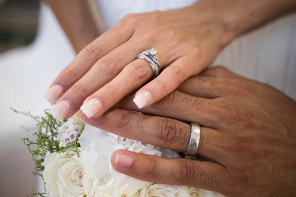 💥 Who should read this marriage book? Only if you enjoy emotional gymnastics.