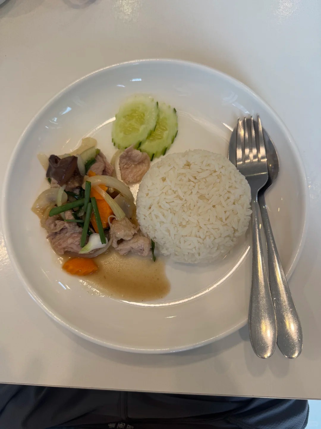 What do Sawasdee ka unis canteens offer?