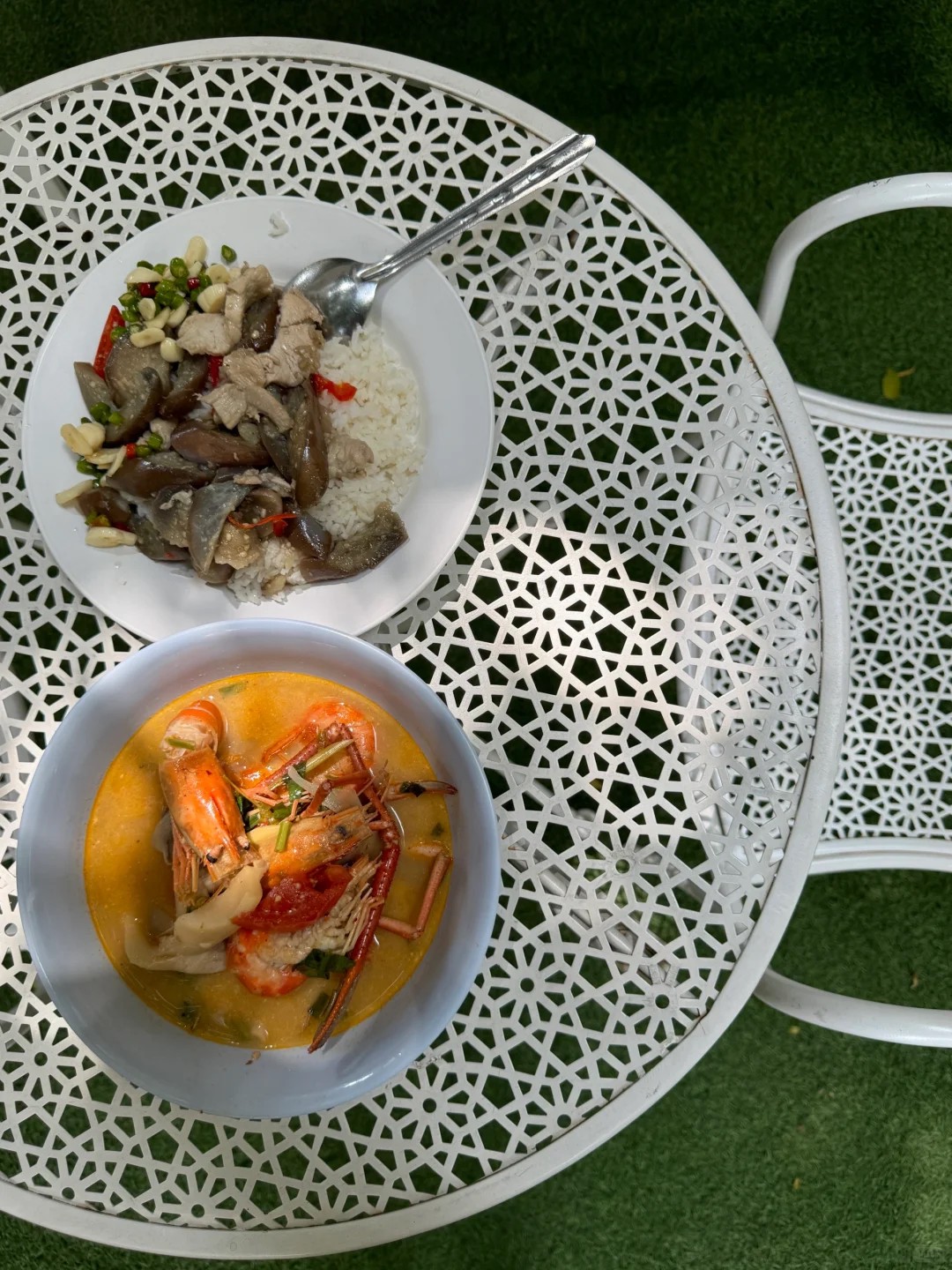 What do Sawasdee ka unis canteens offer?