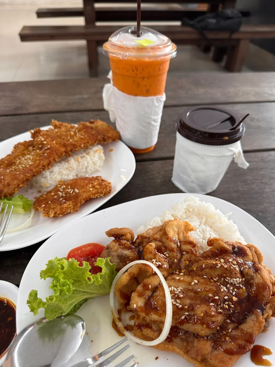 What do Sawasdee ka unis canteens offer?