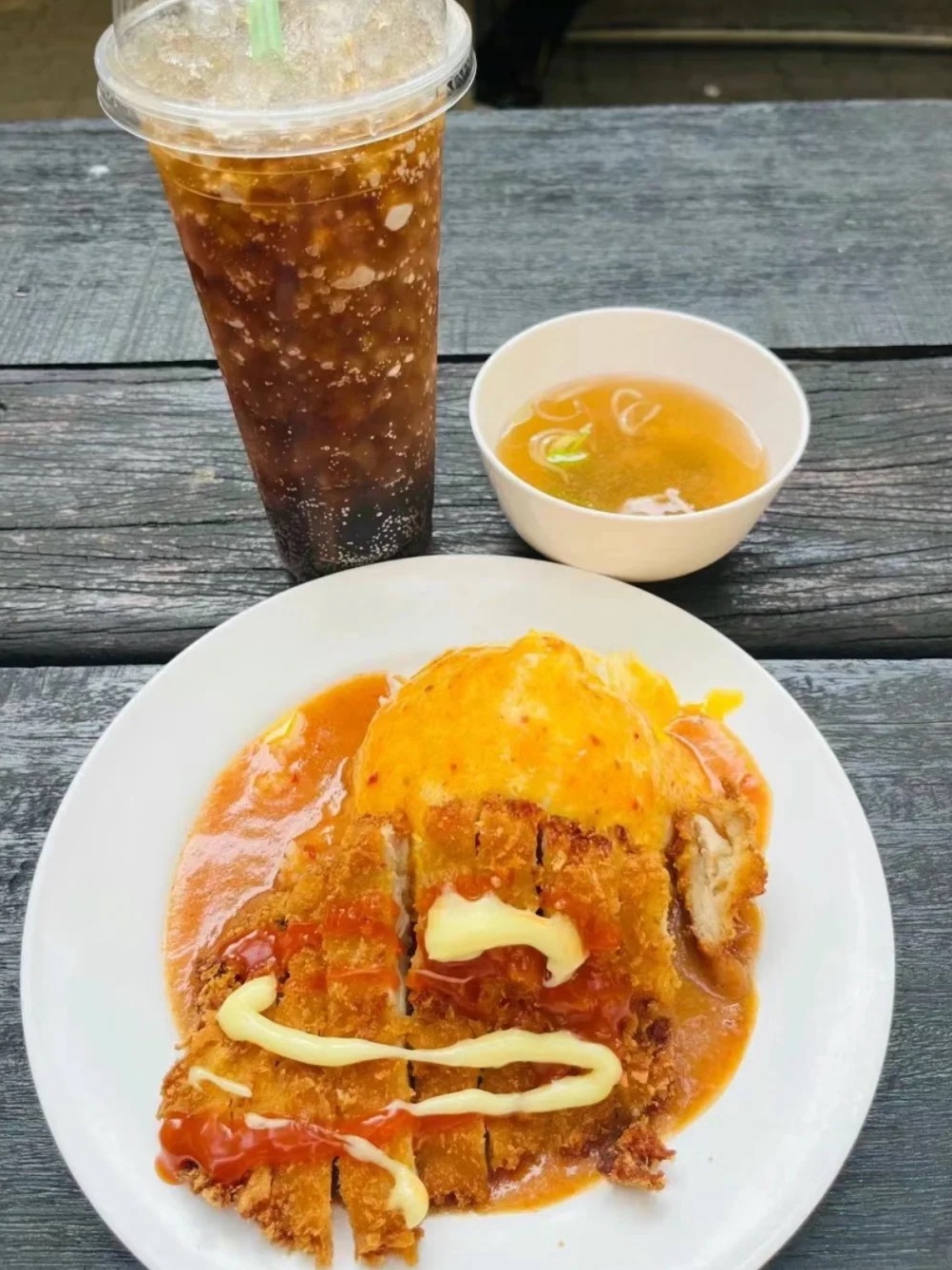 What do Sawasdee ka unis canteens offer?