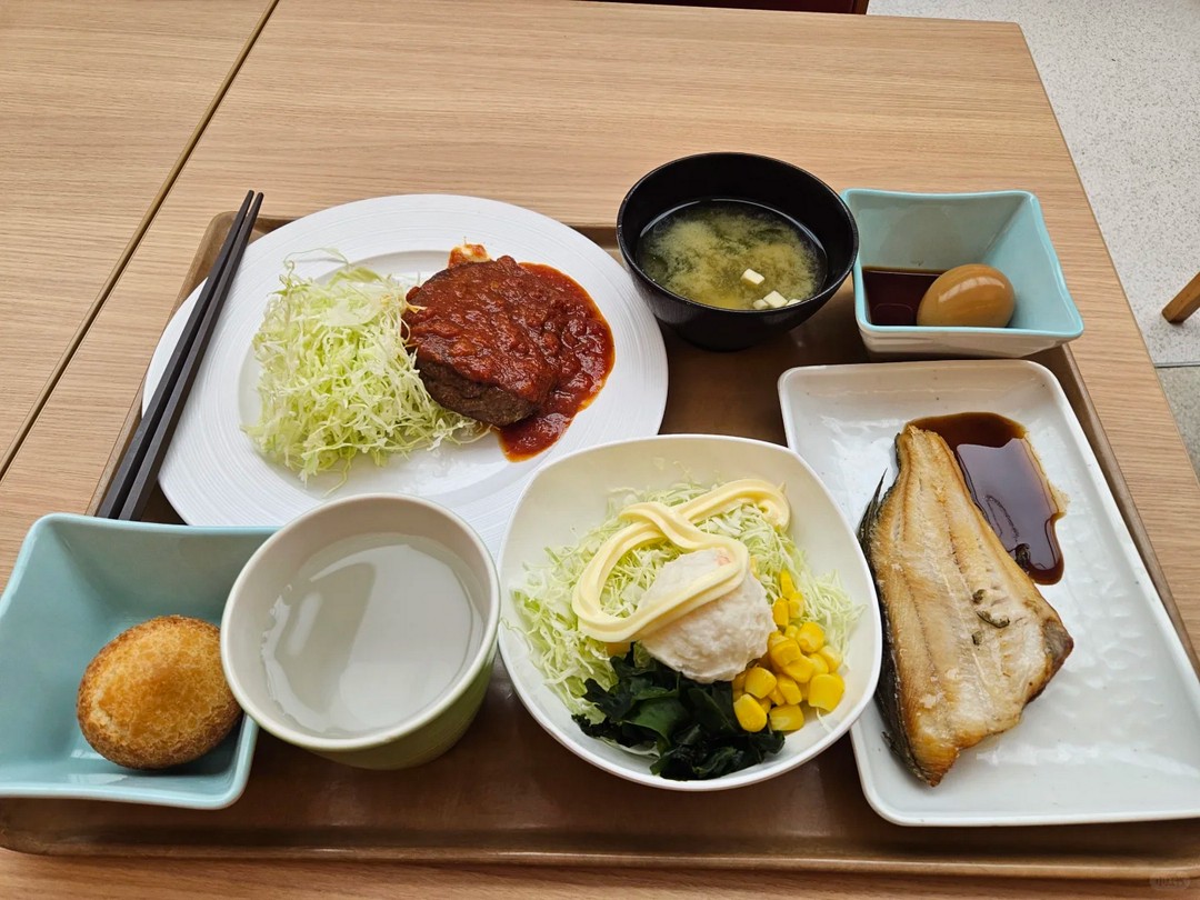 What do students have in the cafeterias of Japanese unis?