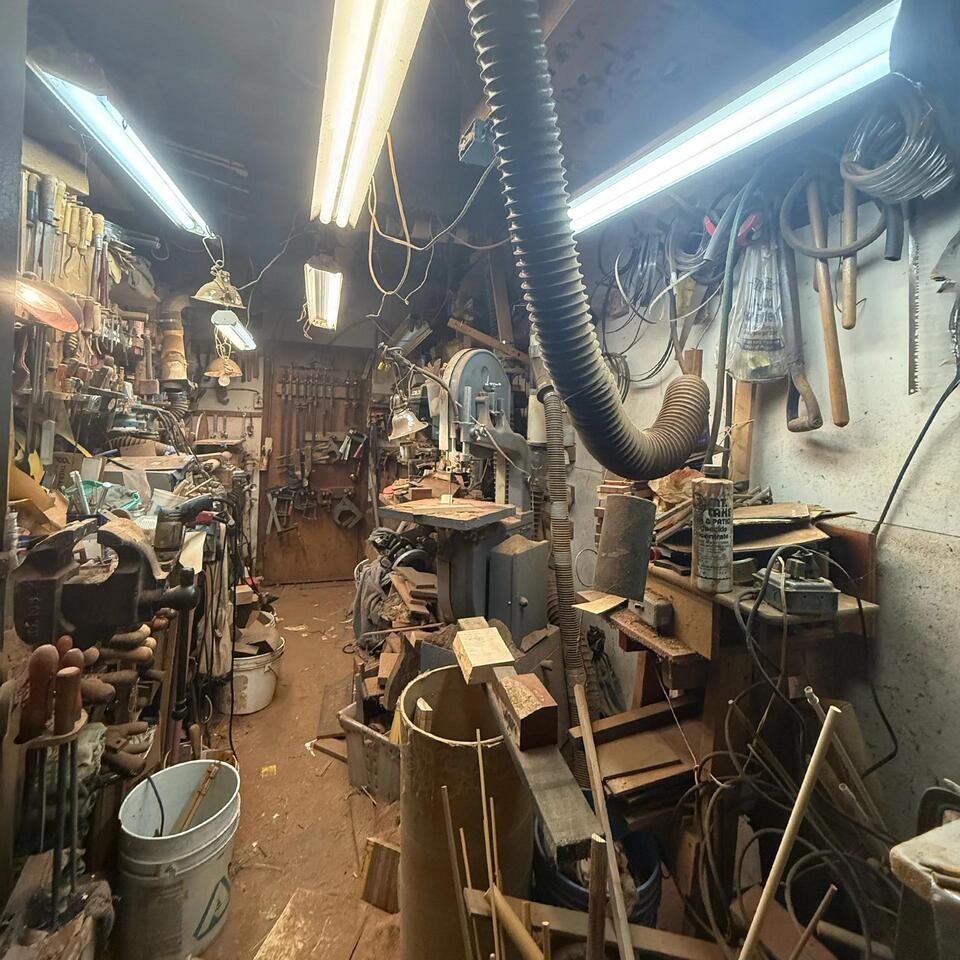 Sculptor’s Secret Past Revealed at 90! 🪵