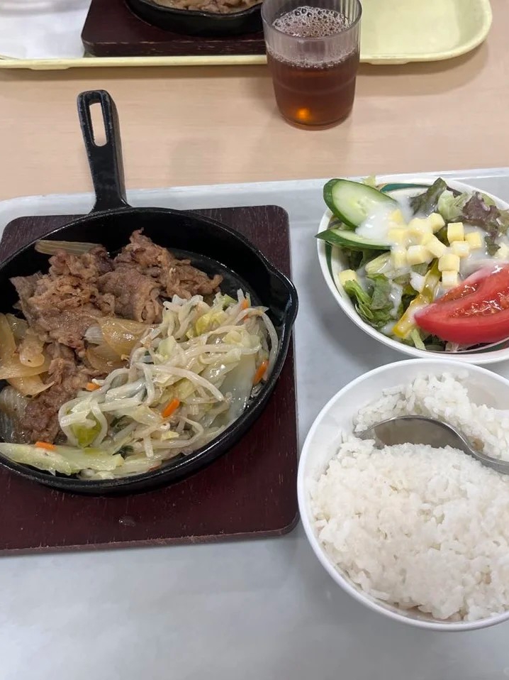 What do students have in the cafeterias of Japanese unis?