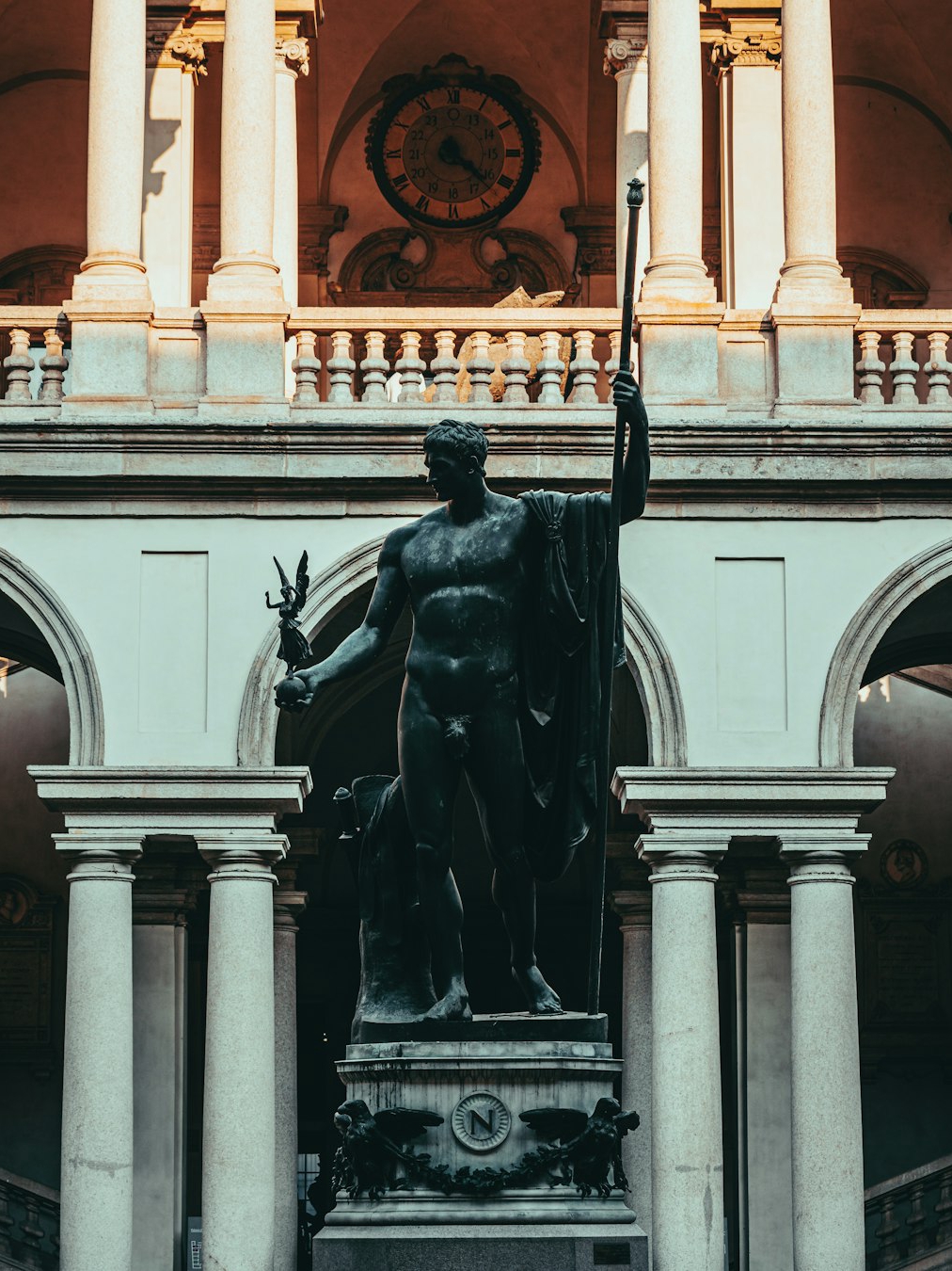 What kind of students are suitable for studying in Italy?