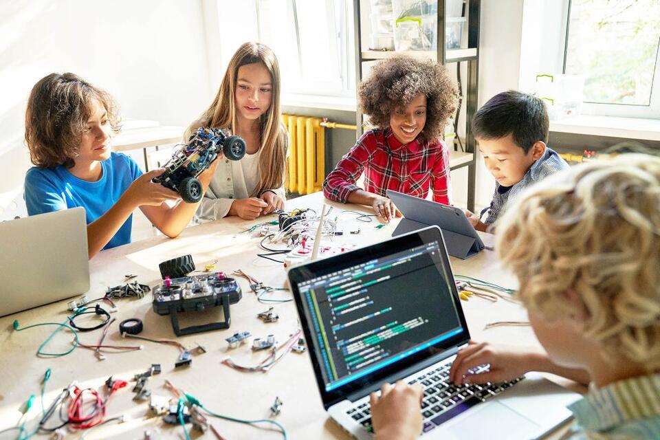 Is School Still a Solo Sport in the AI Era?