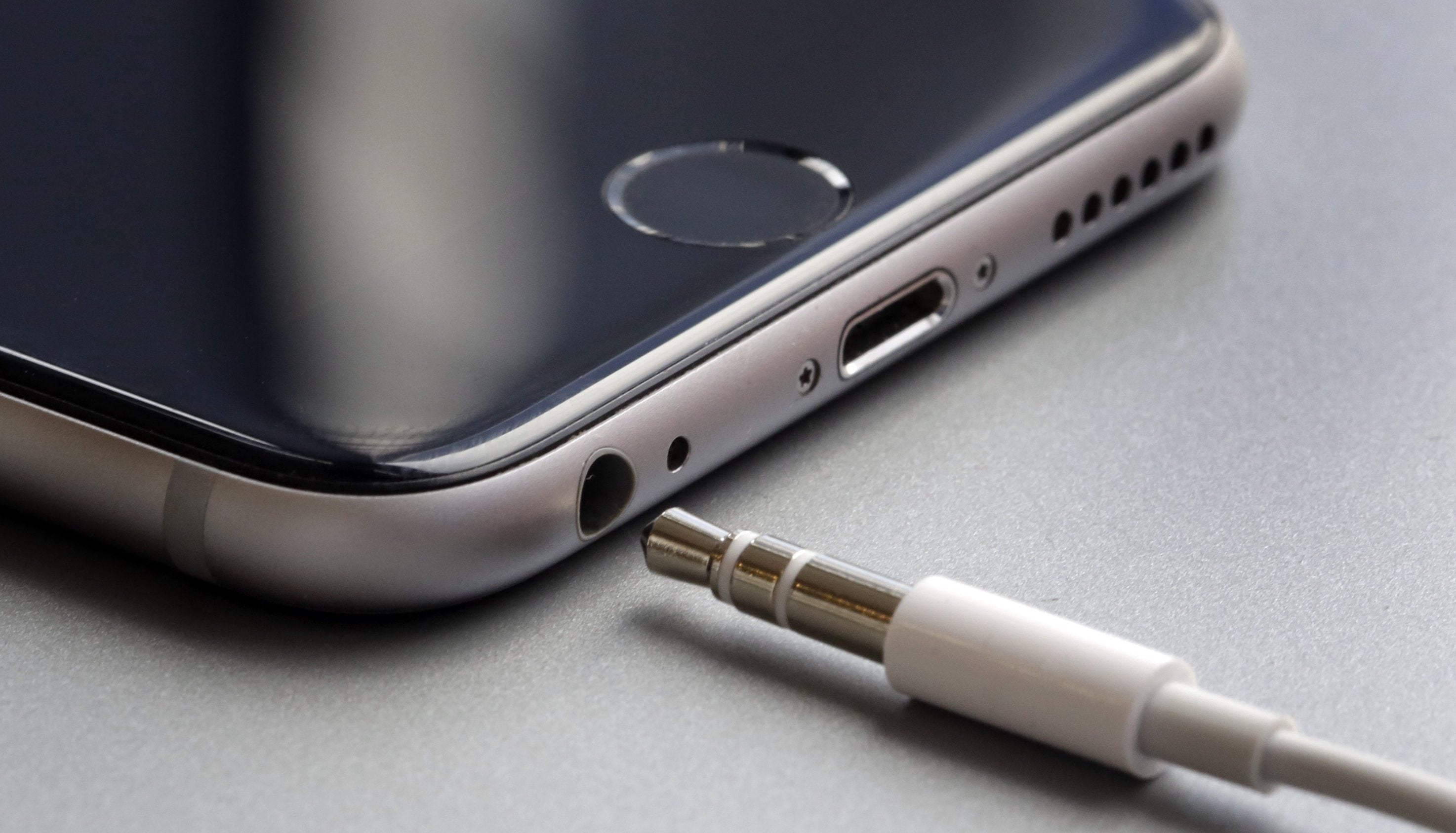 Remember when phones had headphone jacks? 😂