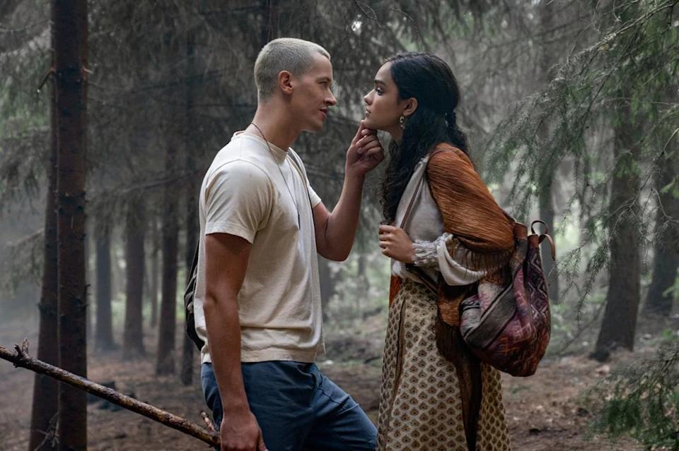 Snow’s True Colors? Fans Divided! 🐍