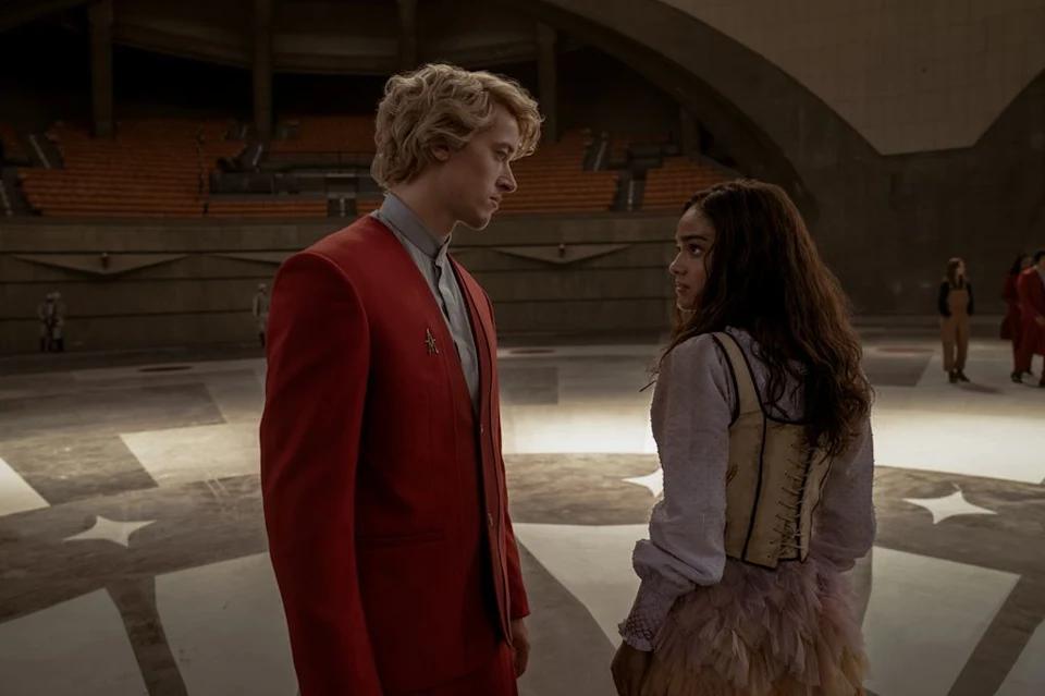 Snow’s True Colors? Fans Divided! 🐍