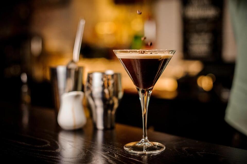 Turning Economy Seats Into a Cocktail Bar?!
