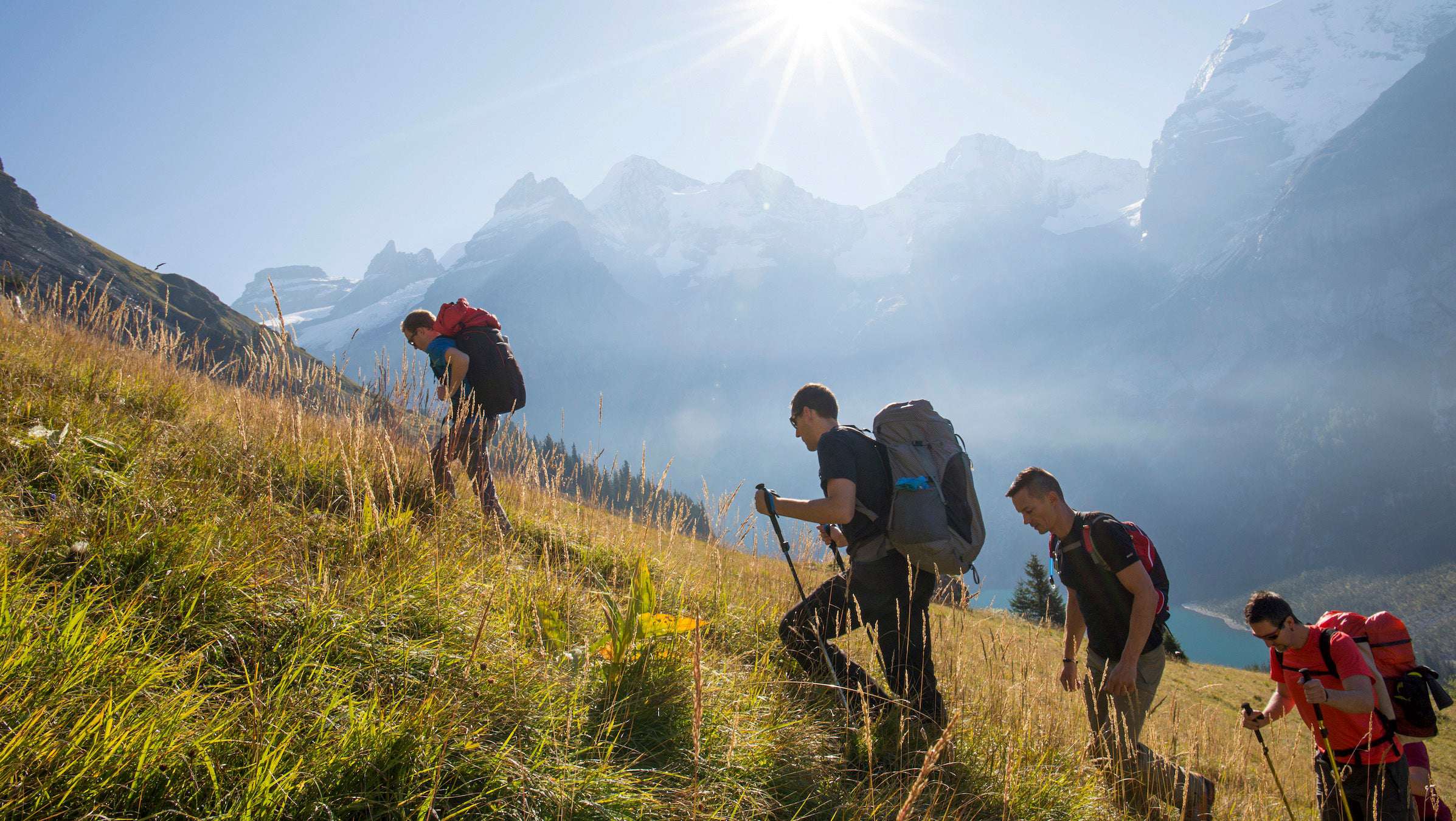 Solo vs. group hiking: what’s your true preference?