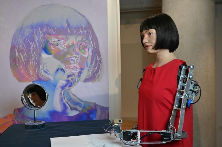 Robot Artist Drama: Is Ai-Da Threatening Painters? 🤖