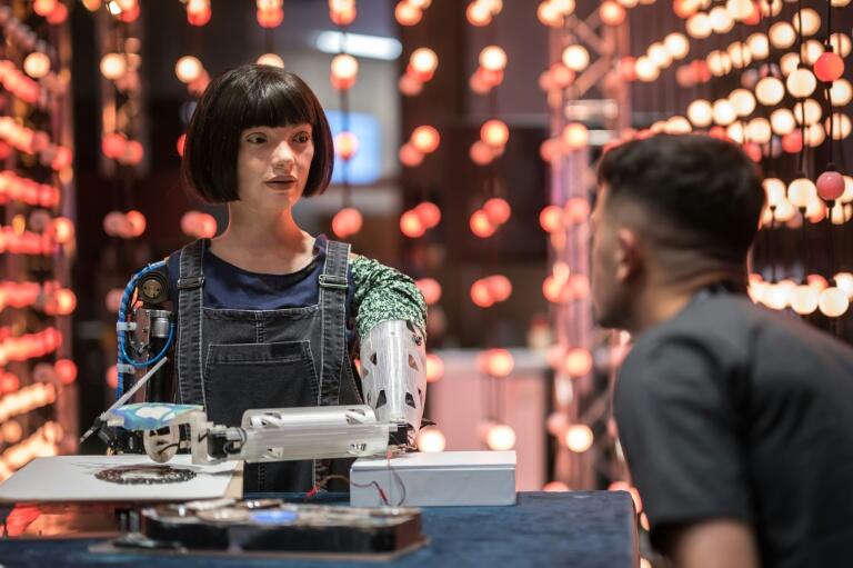 Robot Artist Drama: Is Ai-Da Threatening Painters? 🤖