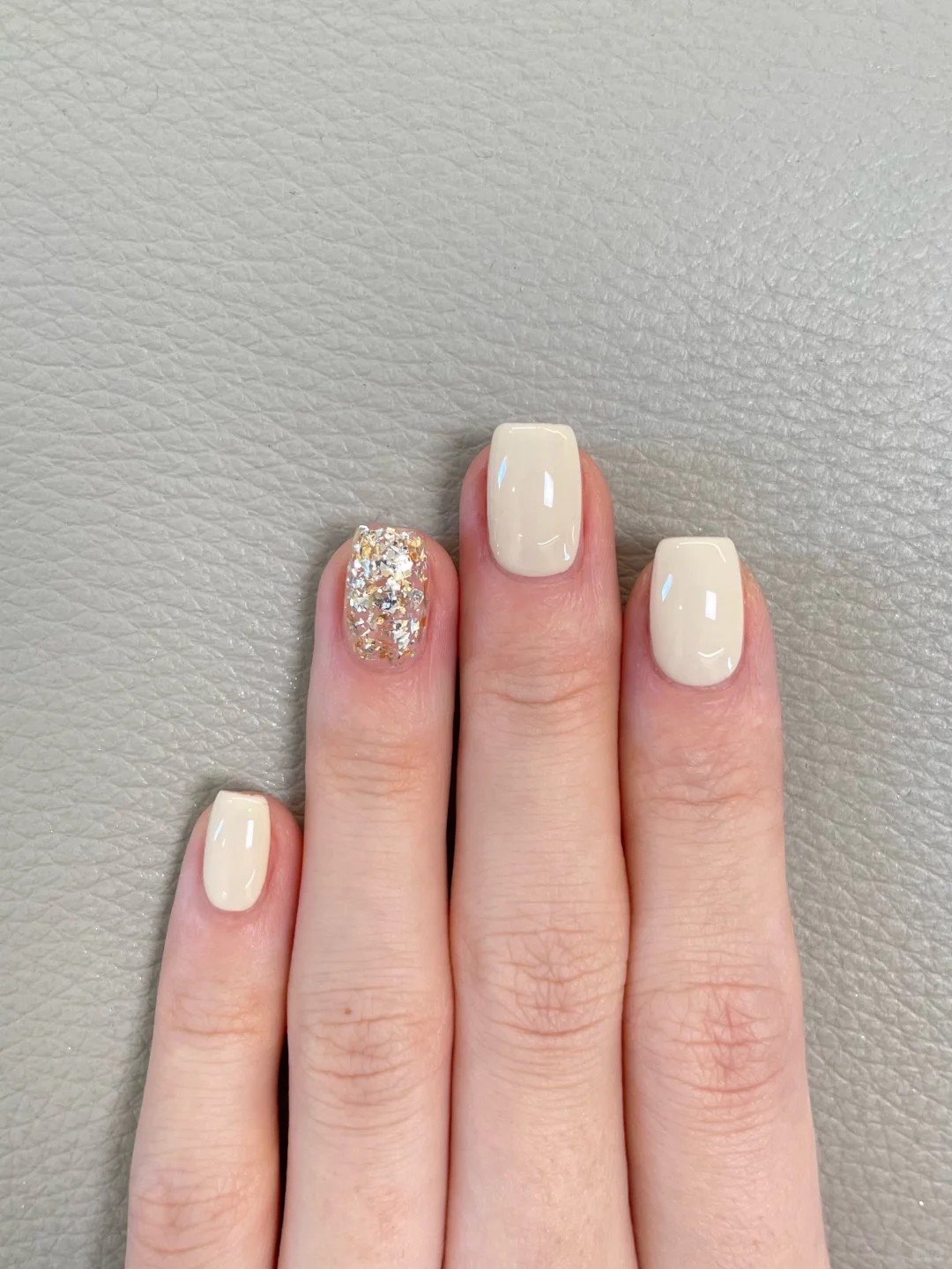 Minimalist yet stylish manicures style.