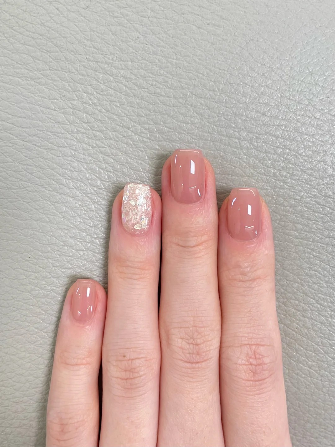 Minimalist yet stylish manicures style.