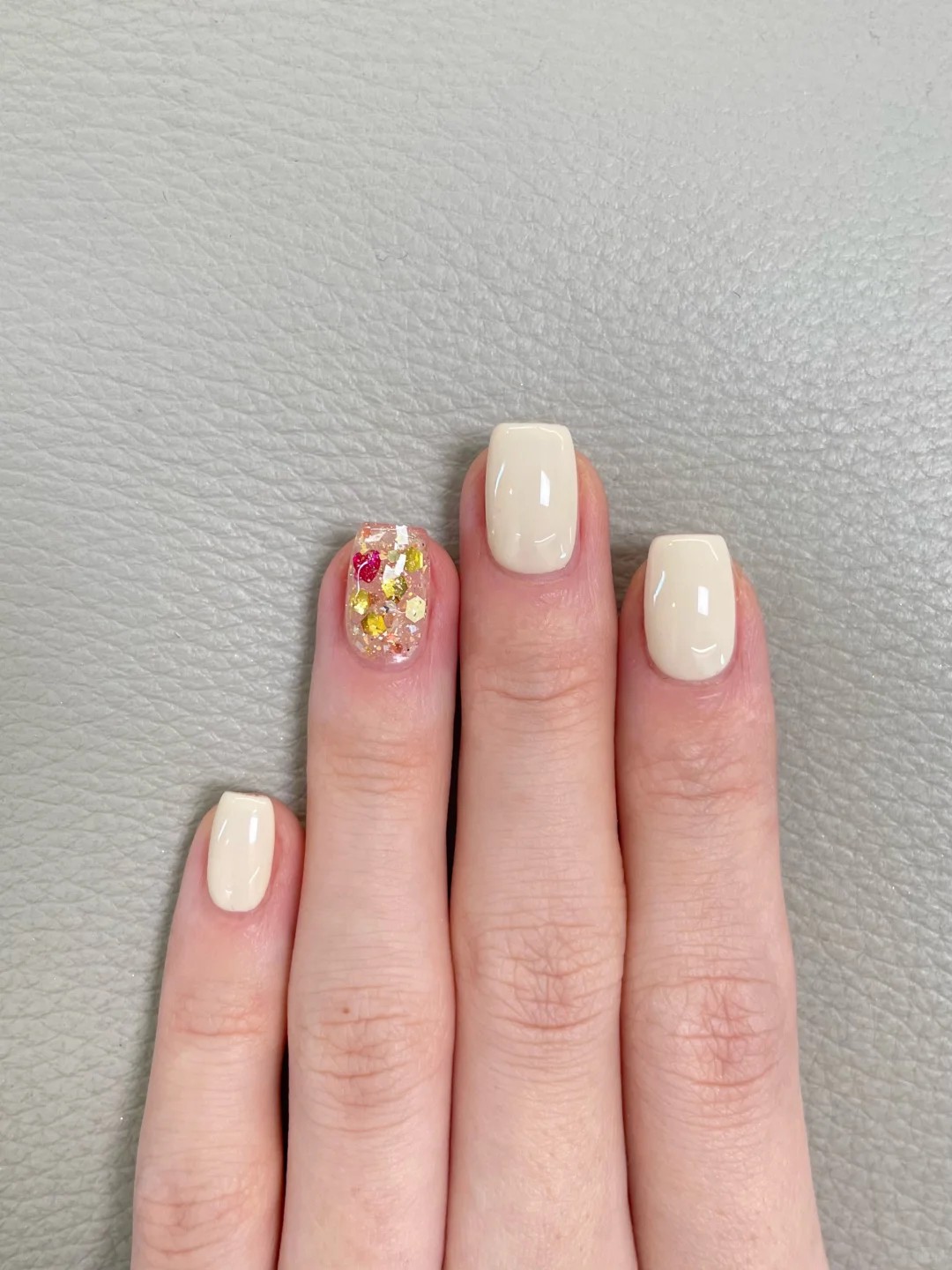 Minimalist yet stylish manicures style.