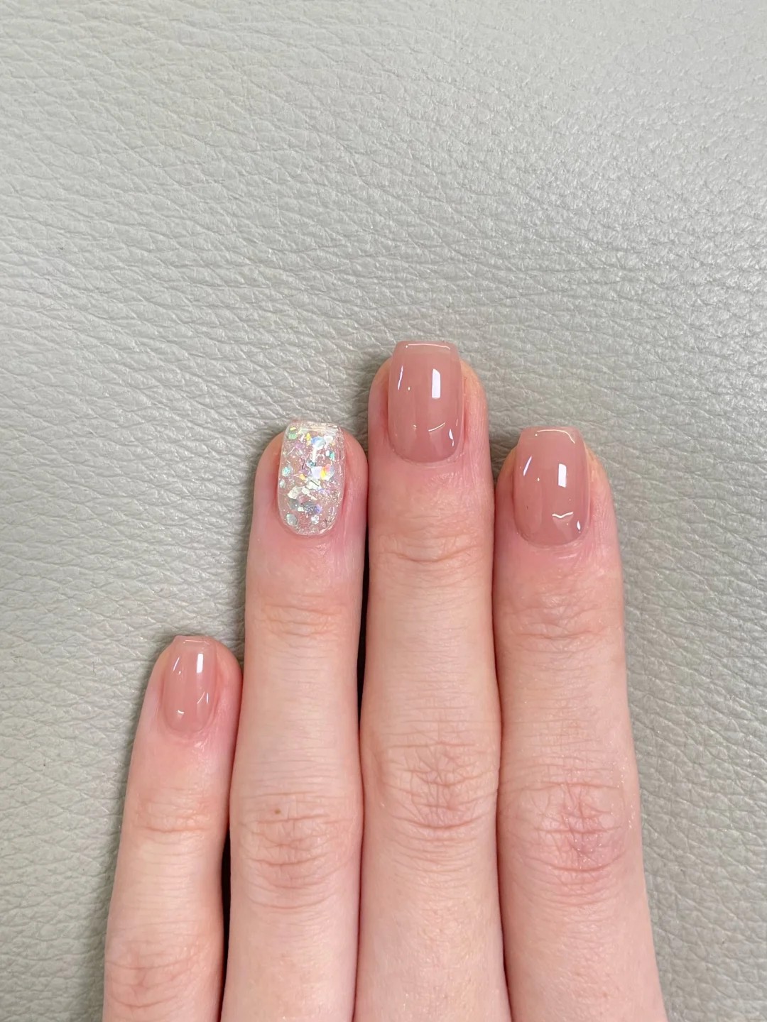 Minimalist yet stylish manicures style.