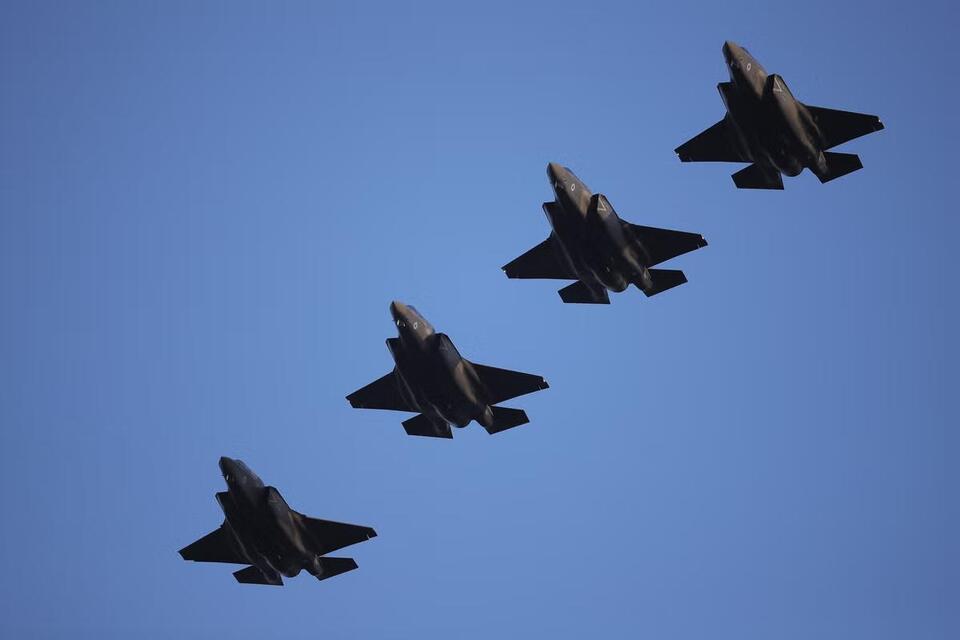 £11bn Jets: All That Hype, Half the Flight?