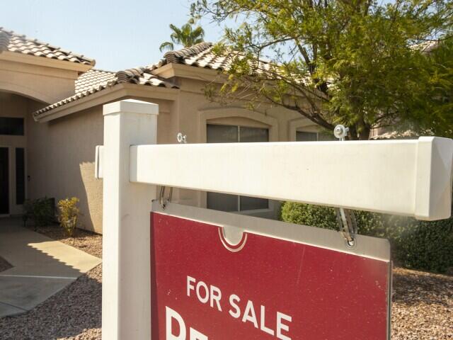 Phoenix Home Sellers Still Hanging On