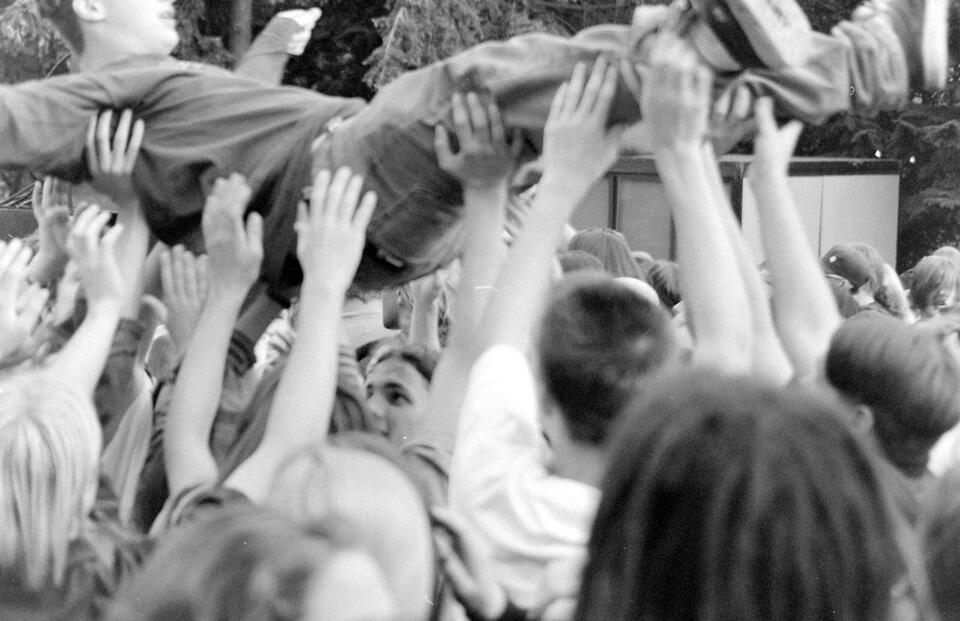 Front Row FOMO: Who REALLY Deserves the Rail? 🎤