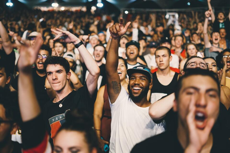 Front Row FOMO: Who REALLY Deserves the Rail? 🎤
