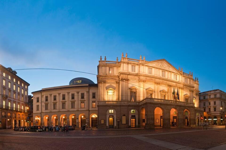 La Scala Says No to Flip Flops!