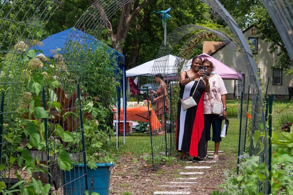 Art Show Drama Blooms in Griffin Gardens 🎨