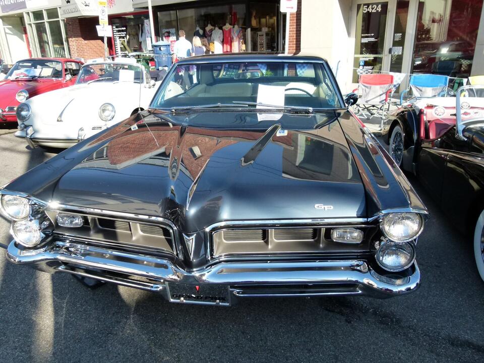 Epic Vintage Cars Take Over Walnut St!