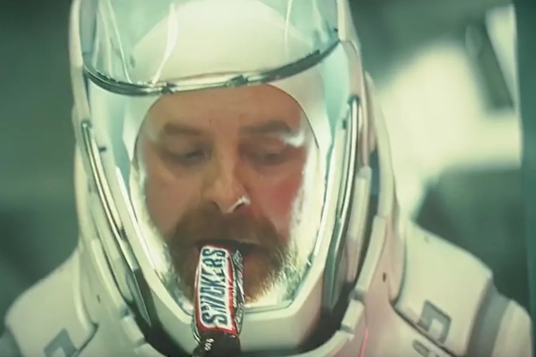 Jurassic World: Rebirth ❌ Jurassic World: Snickers wrapper ✅