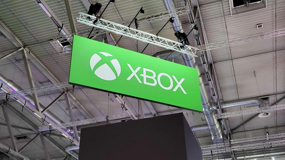 AI Oops: Xbox’s Backwards Screen Blunder