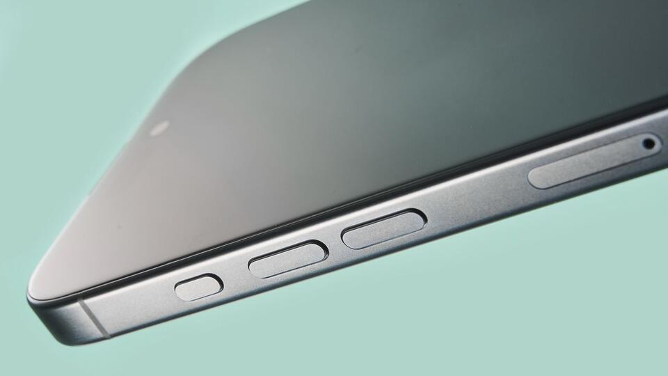 Aluminum on iPhone Pro: Upgrade or Downgrade?