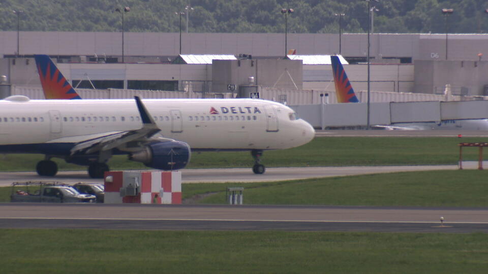 Delta Jet’s Wild Runway Near-Miss!