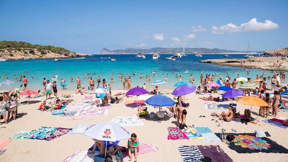 Locals vs. Tourists: Beach Showdown!