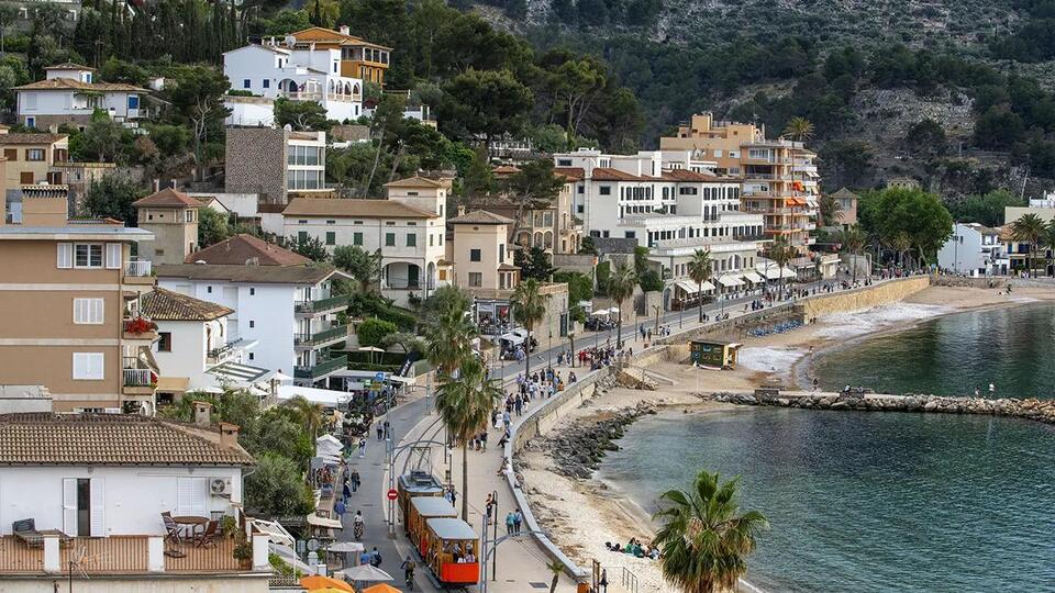 Locals vs. Tourists: Beach Showdown!