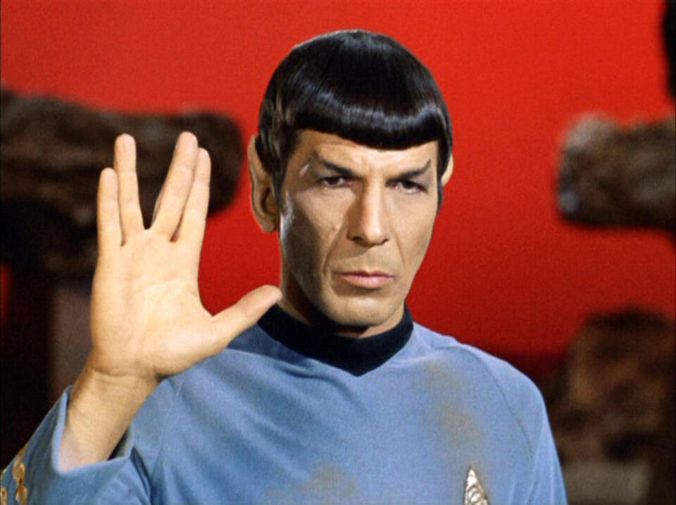 Ethan Peck Gets Real About Spock Fans 🖖