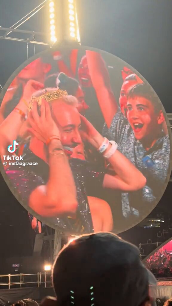 CEO Kiss Cam Drama: Office Romance Exposed?